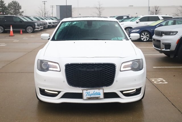 2022 Chrysler 300 Touring L photo 2