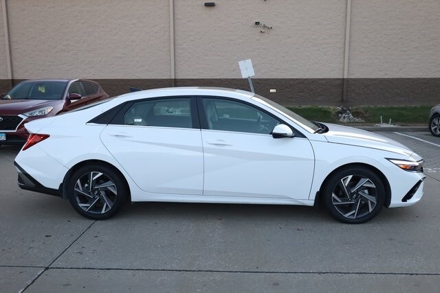 2025 Hyundai Elantra Limited photo 3