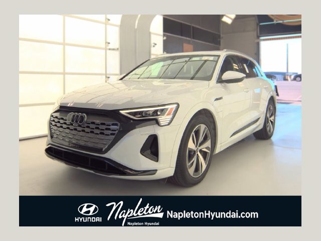  Audi Q8 e-tron