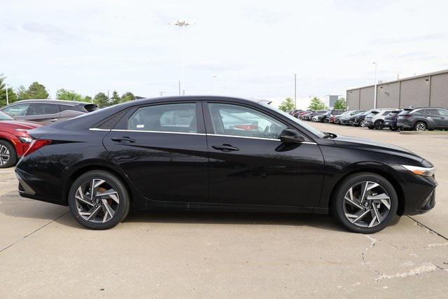 2025 Hyundai Elantra Limited photo 2