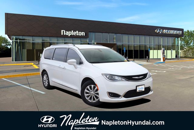 2019 Chrysler Pacifica Touring L's photo