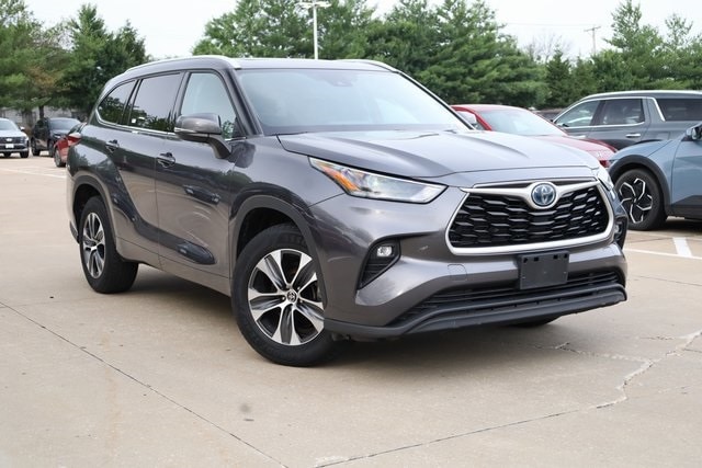 Used 2022 Toyota Highlander XLE with VIN 5TDGARAH0NS515072 for sale in Hazelwood, MO