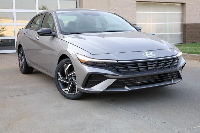 2025 Hyundai Elantra SEL Sport photo 2