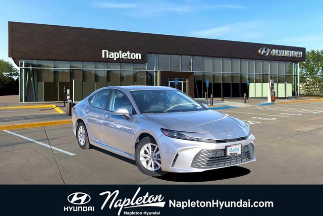 2025 Toyota Camry LE's photo