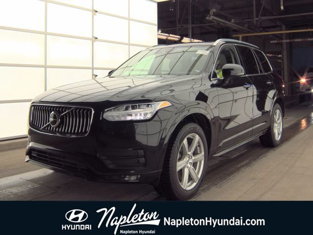 2022 Volvo XC90 Momentum's photo