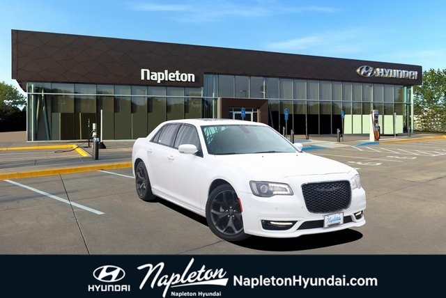 2022 Chrysler 300 Touring L's photo