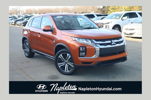 2022 Mitsubishi Outlander ES's photo