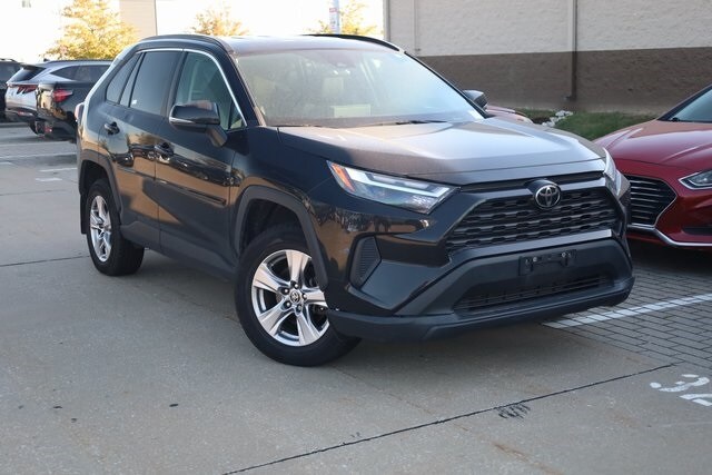 2022 Toyota RAV4 XLE photo 2