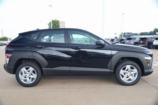 2026 Hyundai Kona SE photo 2