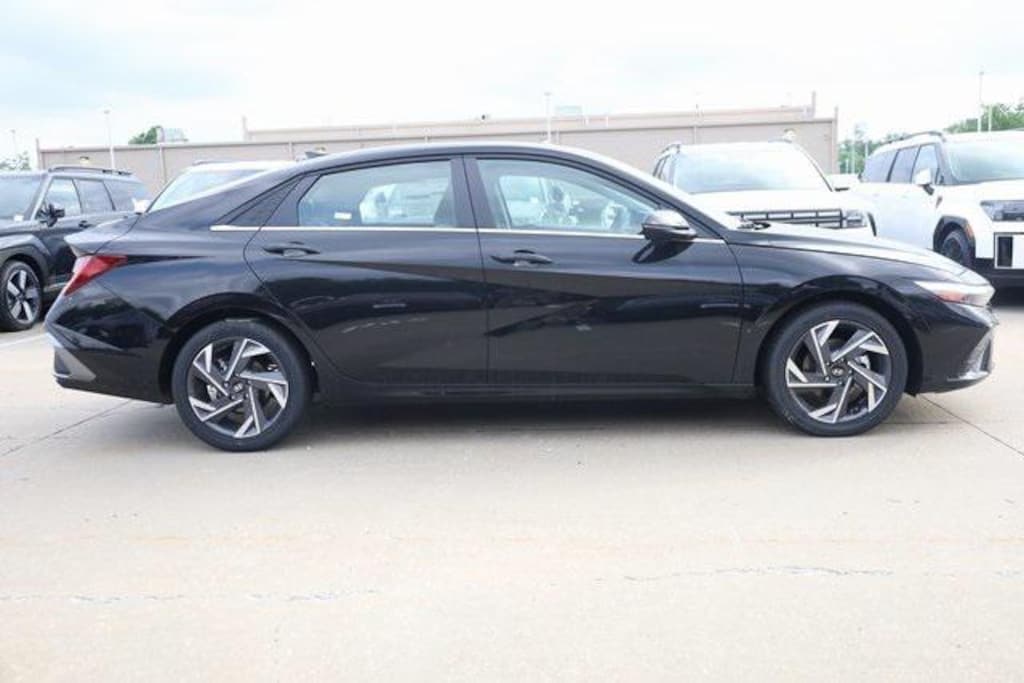 New 2025 Hyundai Elantra Limited Sedan