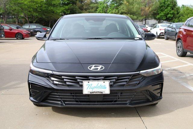 2025 Hyundai Elantra Hybrid Limited photo 2
