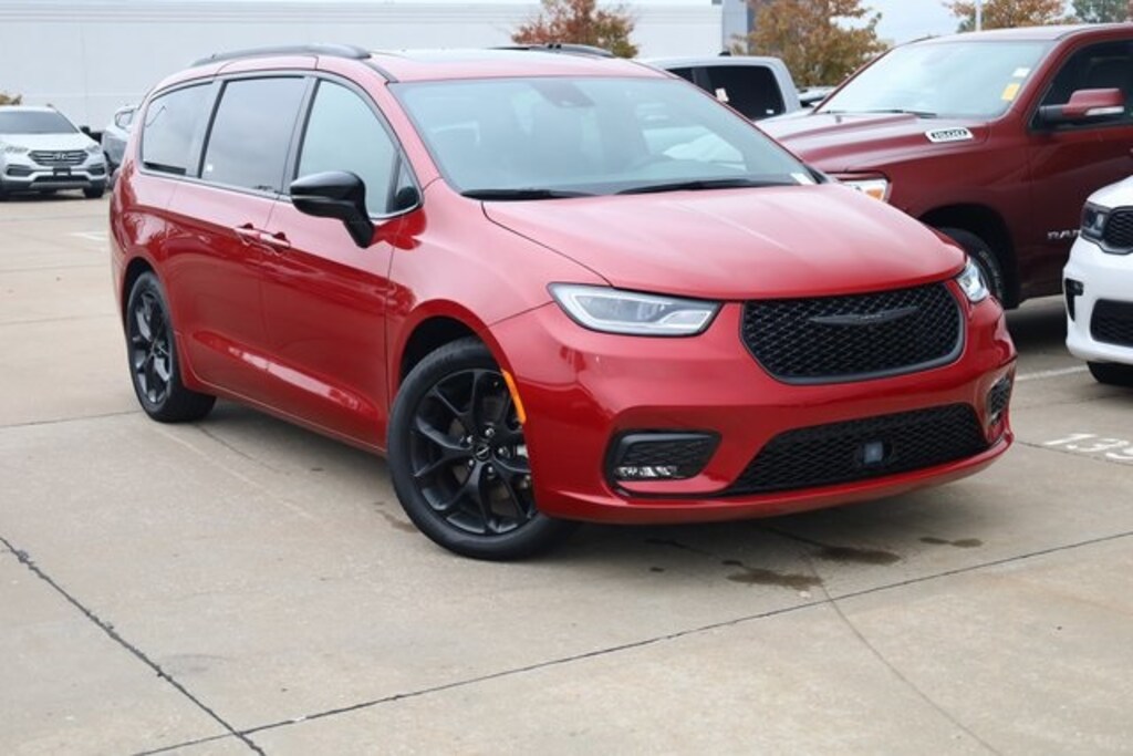 Used 2025 Chrysler Pacifica Limited Van Passenger Van