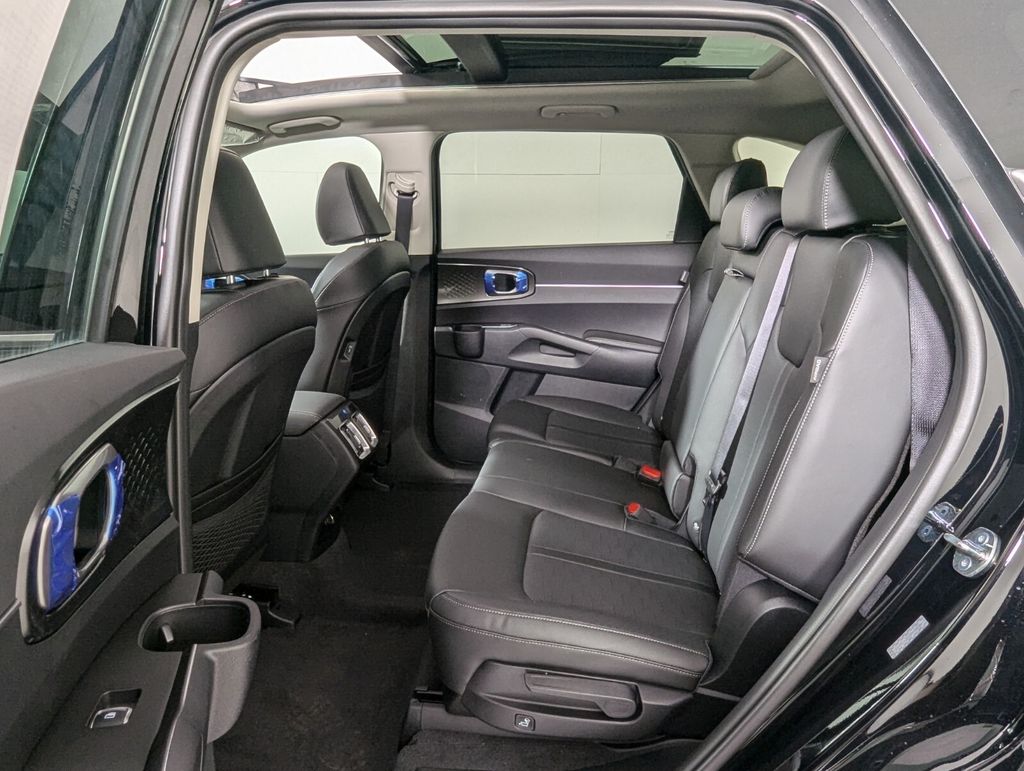 2025 Kia Sorento S - Photo 24
