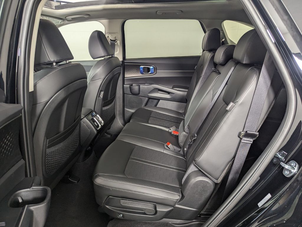 2025 Kia Sorento S - Photo 24