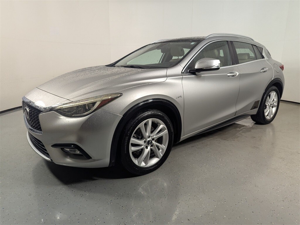 2017 Infiniti QX30 Premium photo 3