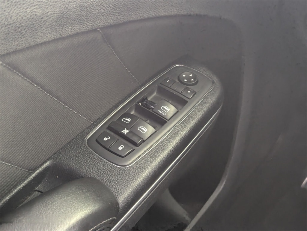 2015 Dodge Charger SXT photo 16