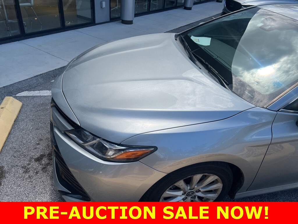 2019 Toyota Camry XLE photo 2
