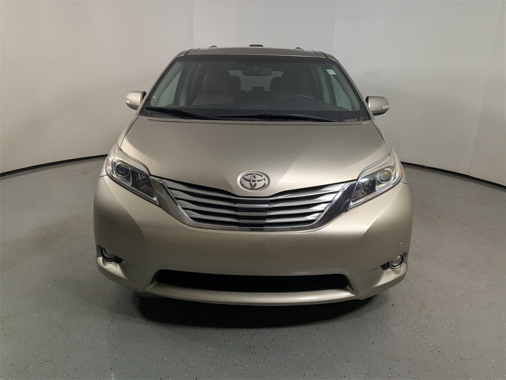 2015 Toyota Sienna L photo 2