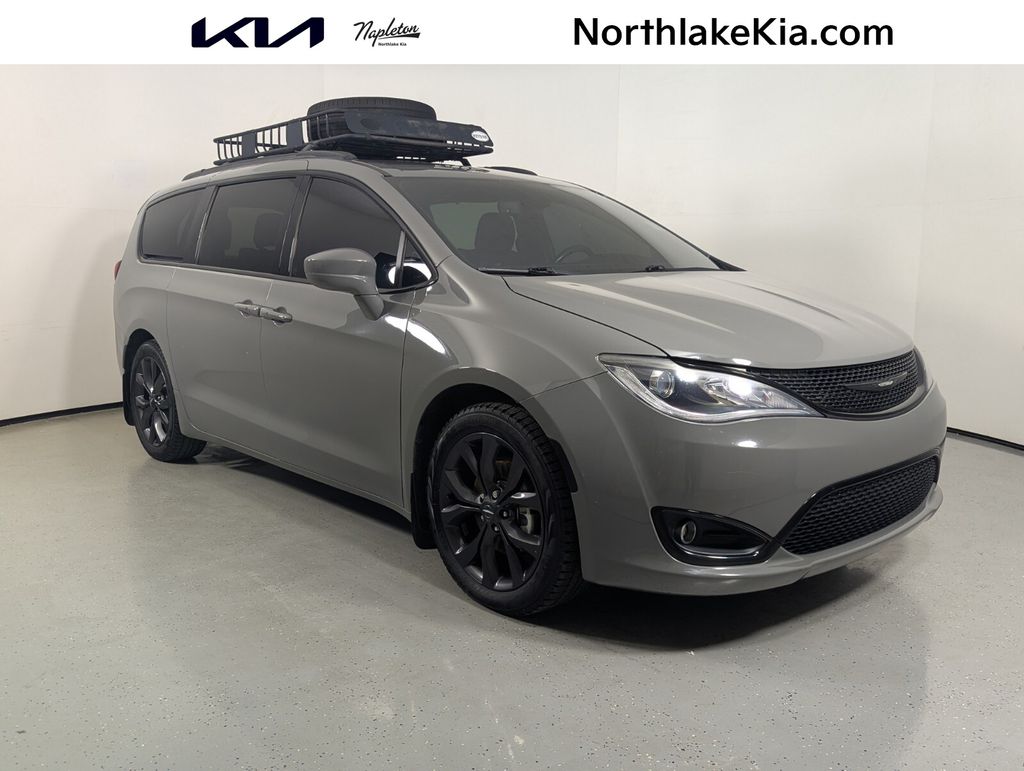 2020 Chrysler Pacifica Touring's photo