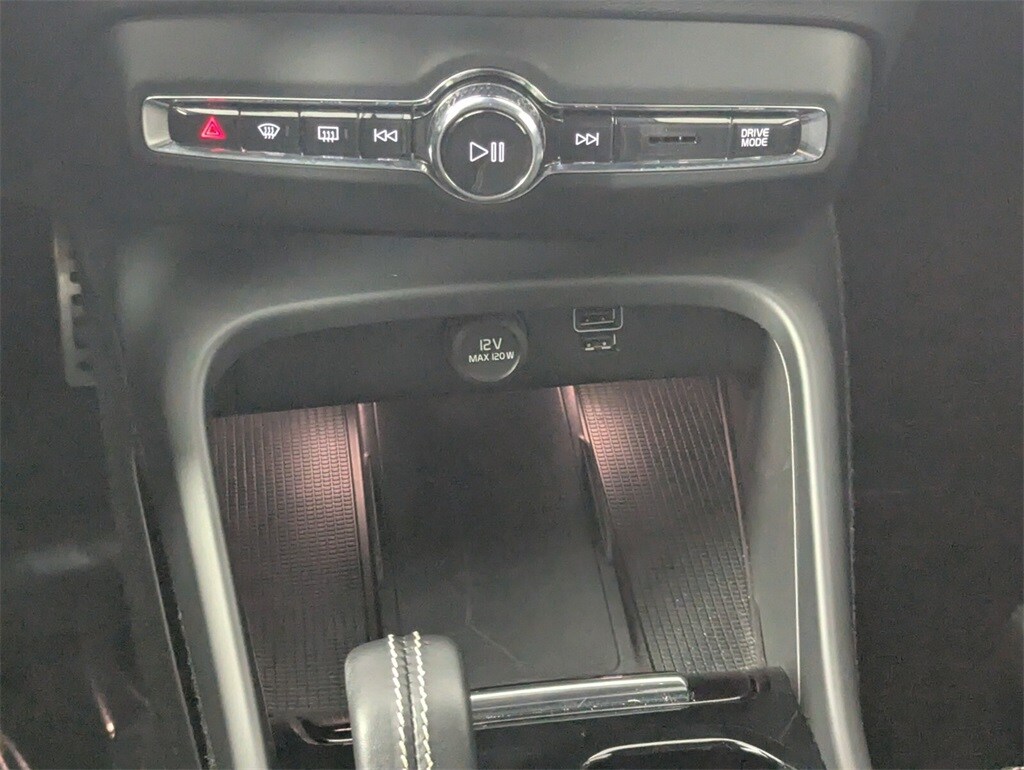 2019 Volvo XC40 R-Design photo 18
