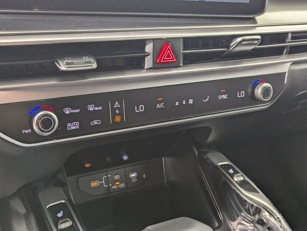 2025 Kia Sorento S - Photo 23