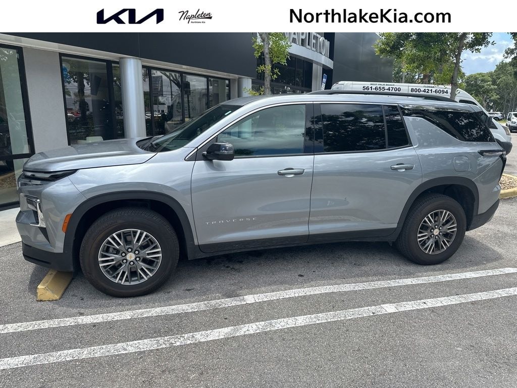Used 2025 Chevrolet Traverse LT SUV
