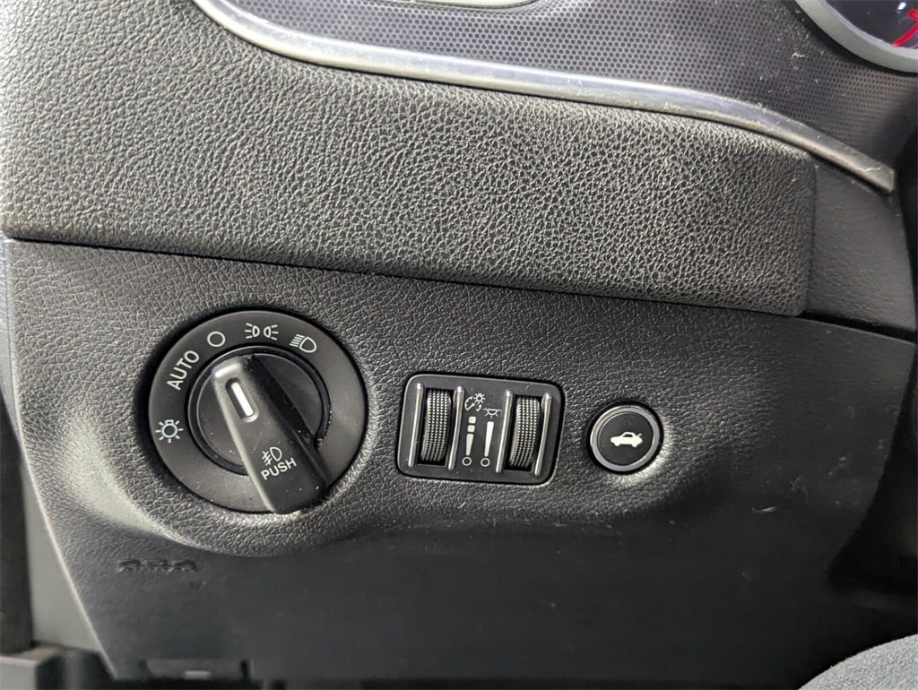 2015 Dodge Charger SXT photo 13