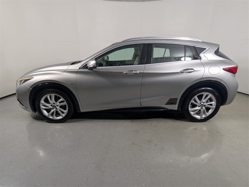 2017 Infiniti QX30 Premium photo 4