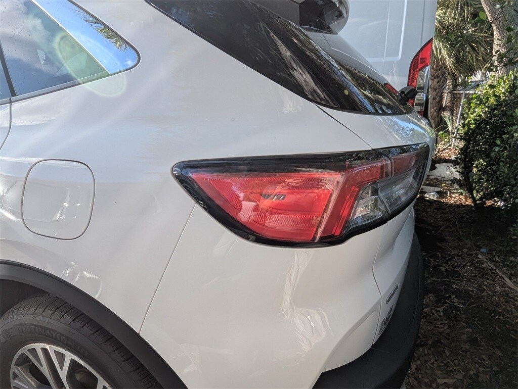 2022 Ford Escape SEL photo 9