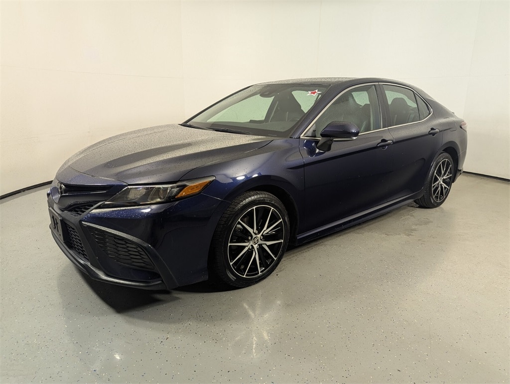 2022 Toyota Camry SE photo 3