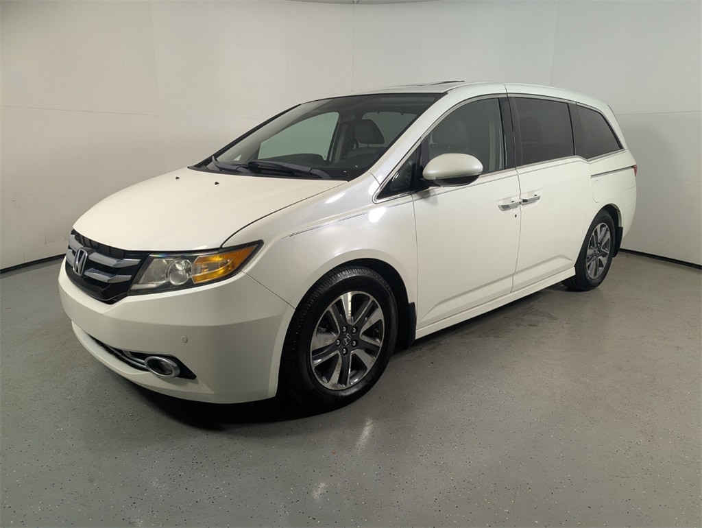 2015 Honda Odyssey Touring photo 3