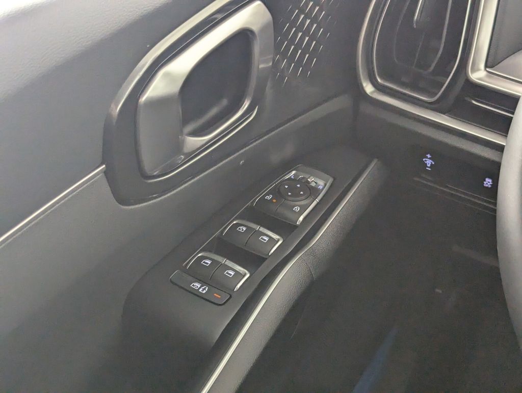 2025 Kia Sorento S - Photo 16