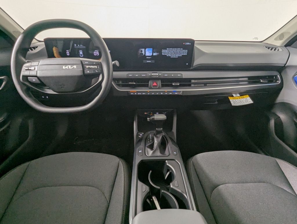 2025 Kia K4 LXS - Photo 15