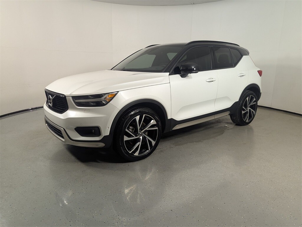 2019 Volvo XC40 R-Design photo 3
