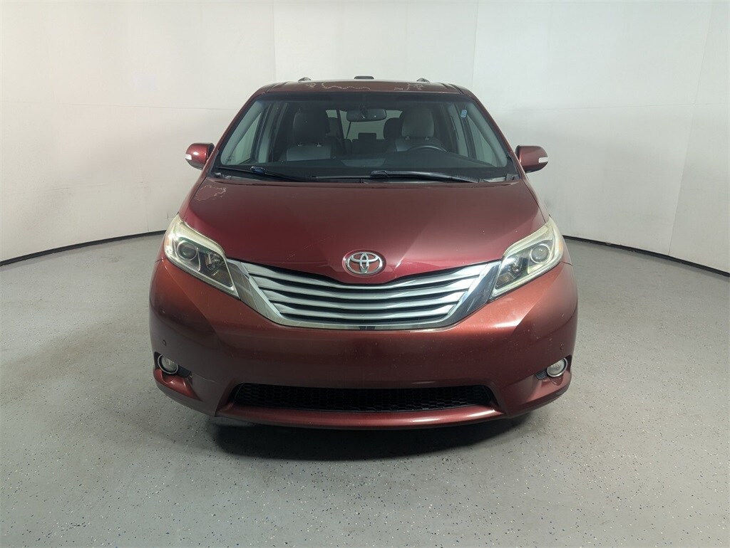 2015 Toyota Sienna L photo 2