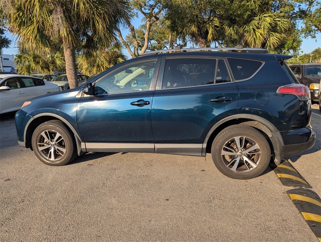 2017 Toyota RAV4 XLE photo 3