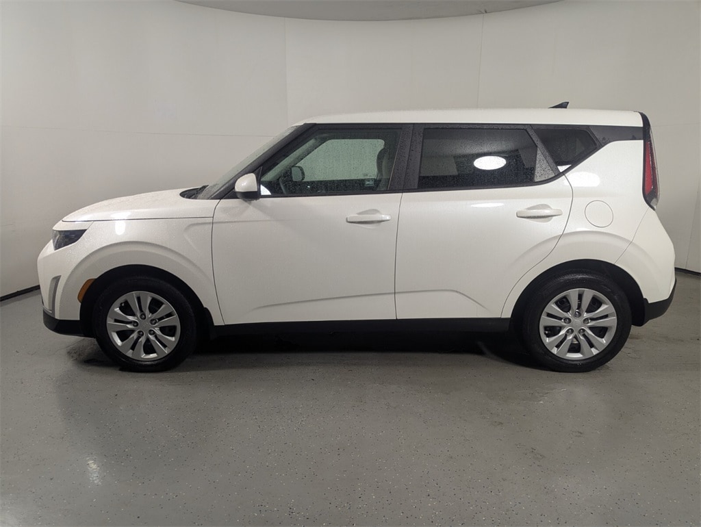 2023 Kia Soul LX photo 2