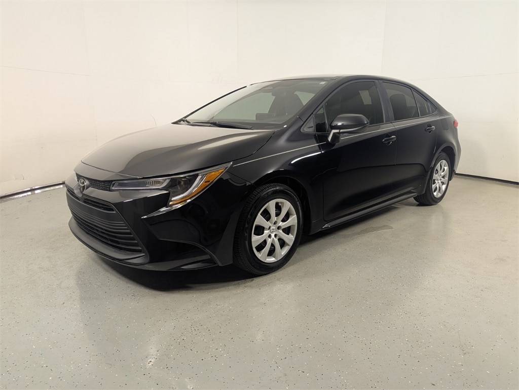 2025 Toyota Corolla LE photo 3