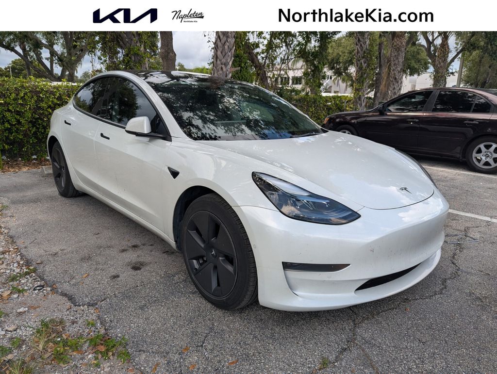 2022 Tesla Model 3 Standard Range Plus's photo