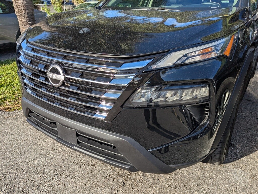 2025 Nissan Rogue SV photo 2