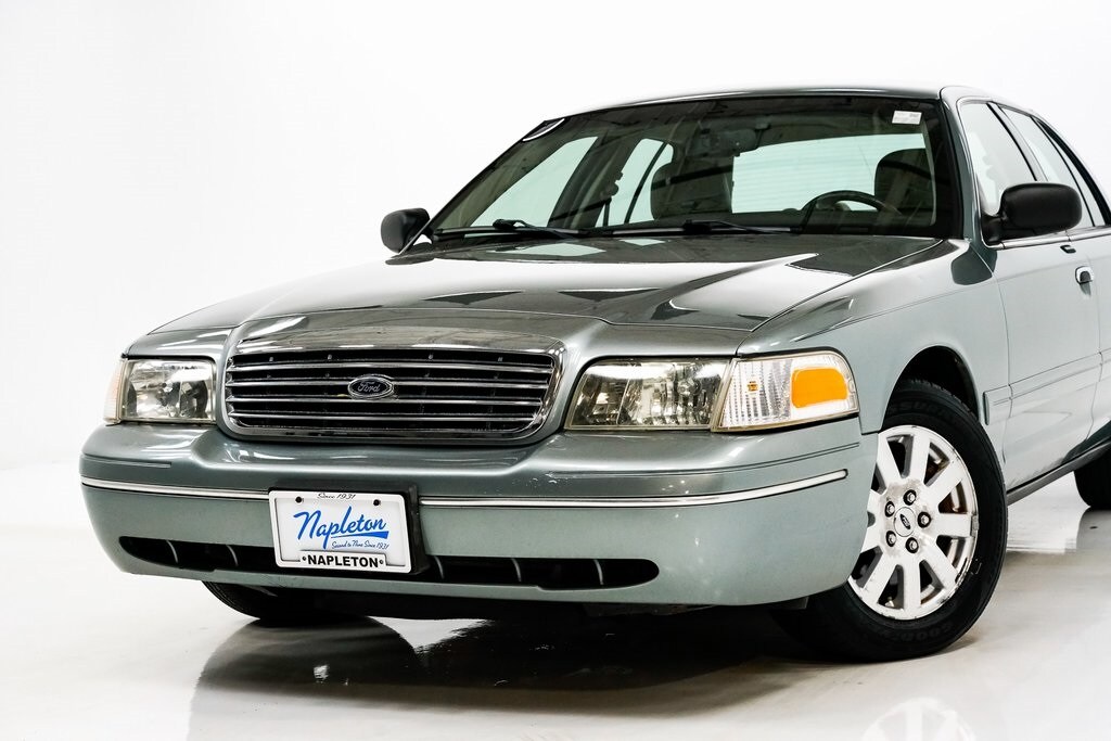 2006 Ford Crown Victoria LX photo 2