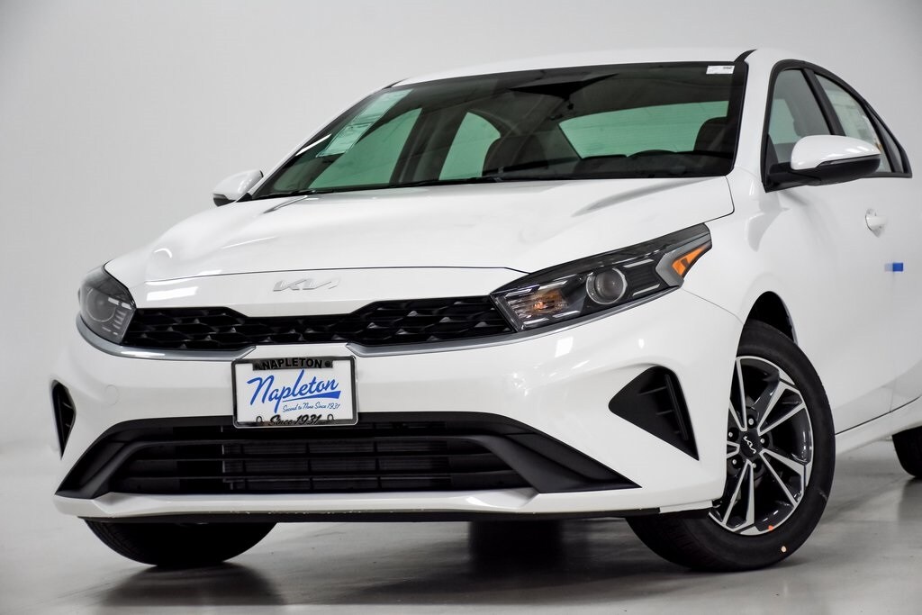 2023 Kia Forte LXS photo 2