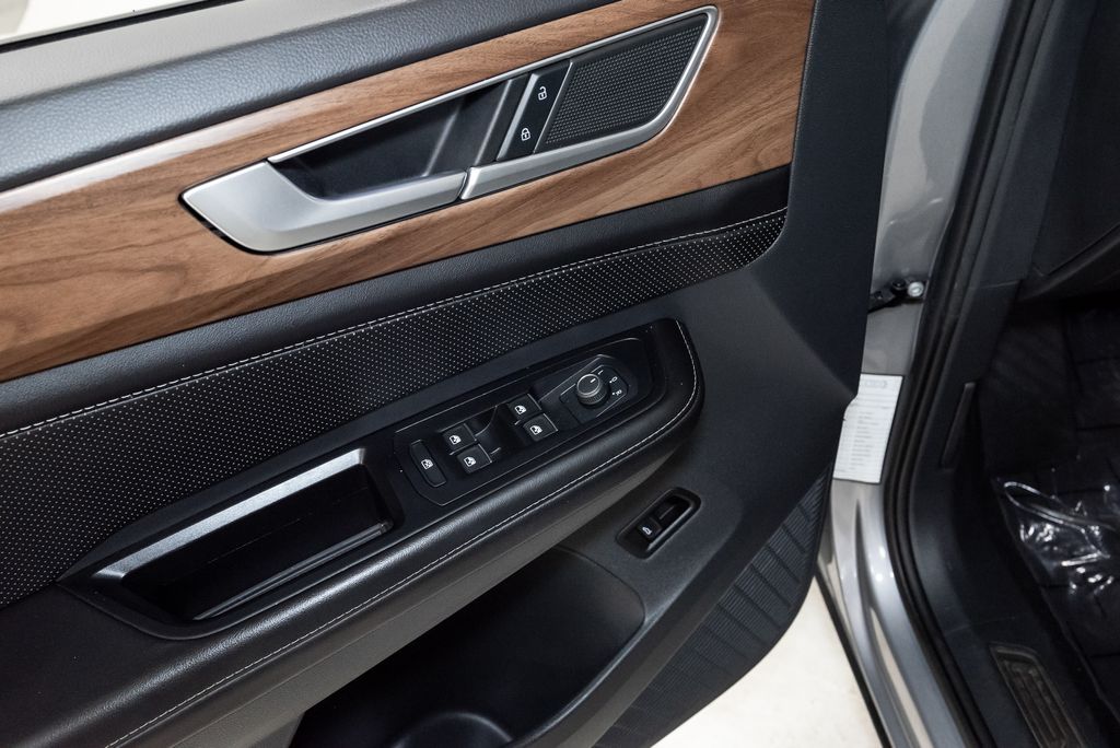 2024 Volkswagen Atlas SE w/Tech - Photo 10
