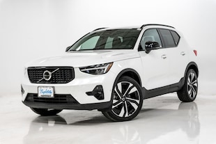2024 Volvo XC40 B5 Plus Dark Theme SUV