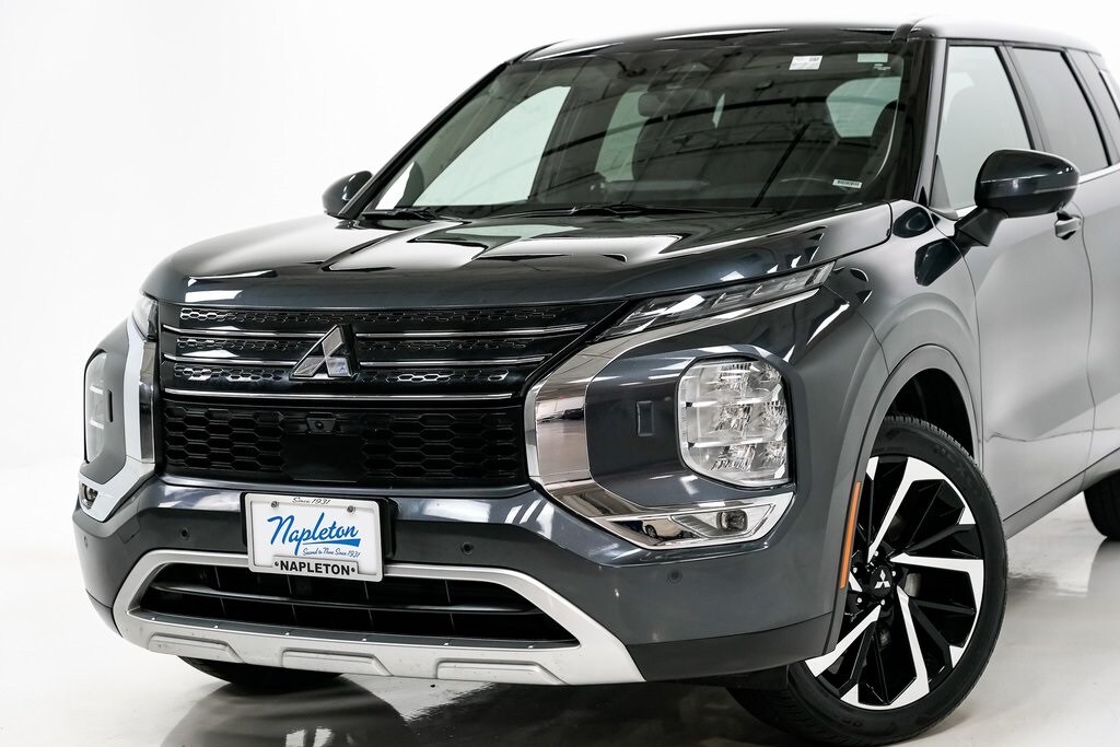 2024 Mitsubishi Outlander SE photo 2