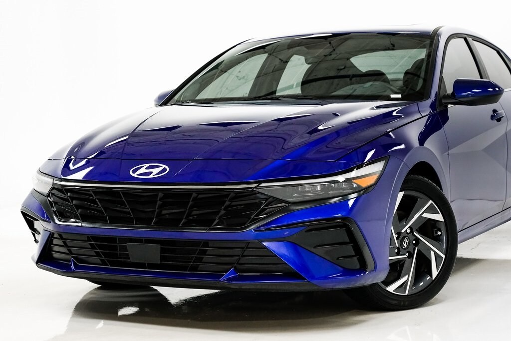 2025 Hyundai Elantra SEL Convenience photo 2