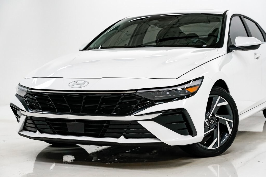 2025 Hyundai Elantra SEL Convenience photo 2