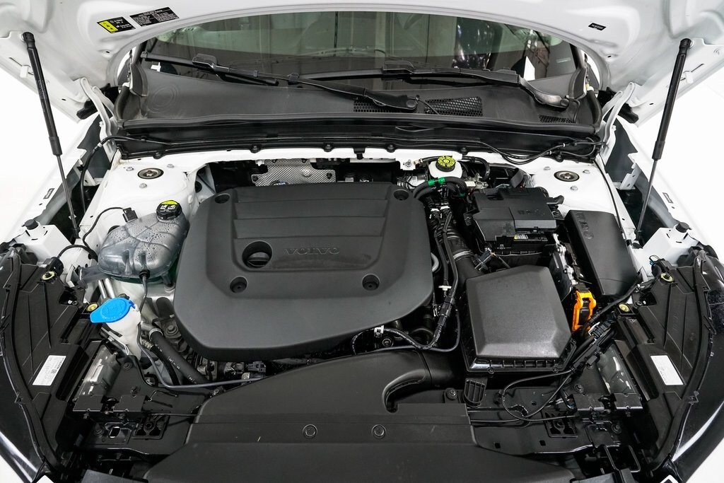 2024 Volvo XC40 Plus photo 2