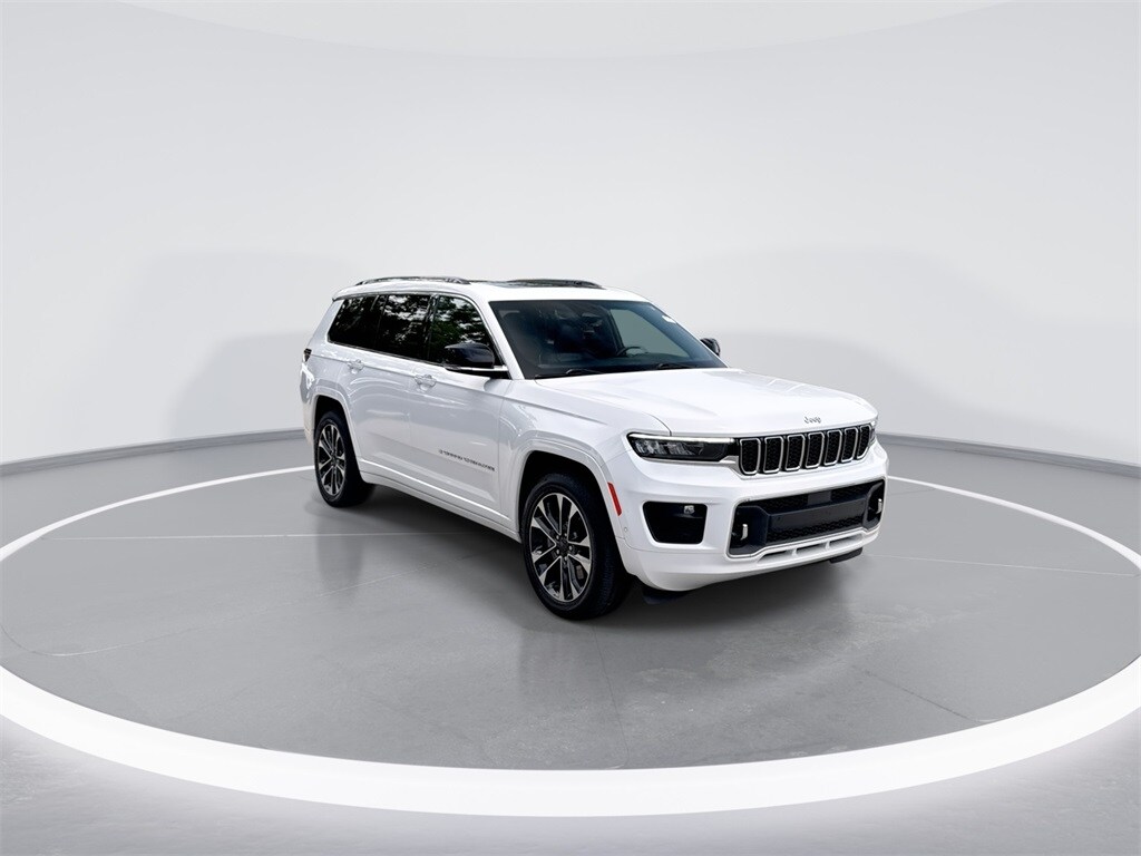 2022 Jeep Grand Cherokee Overland photo 2