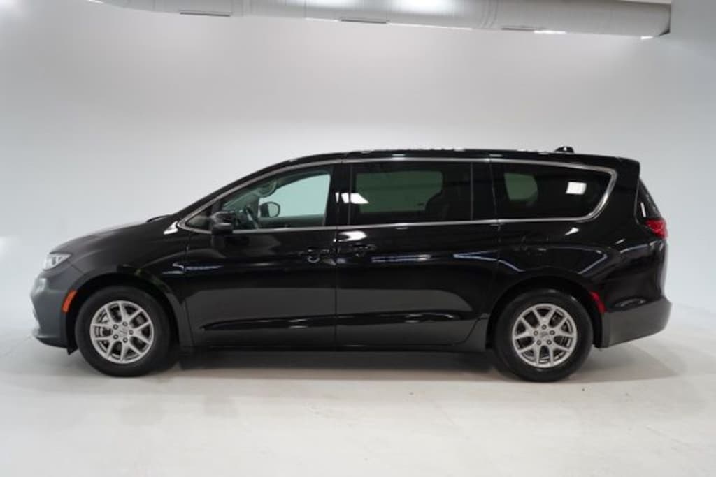Used 2024 Chrysler Pacifica Touring L Minivan/Van